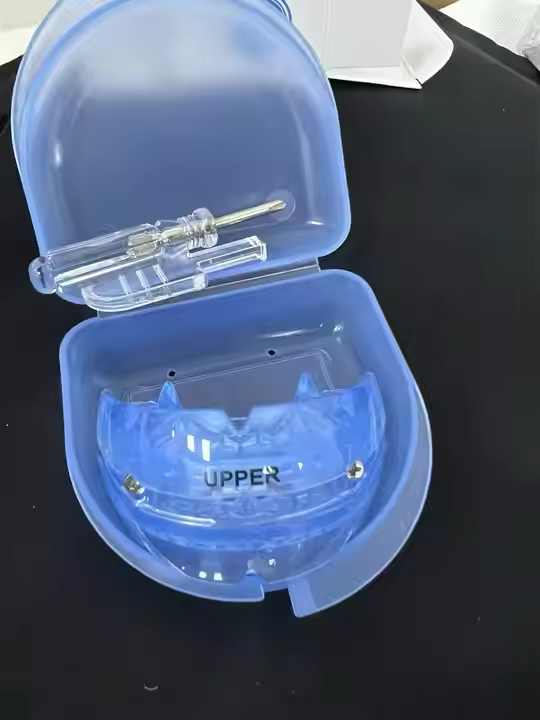 Ortosi flessibile e adattabile per il russamento e l'apnea del sonno